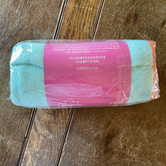 Summer & Rose Yoga Microfiber Towel - Picture 4 of 4